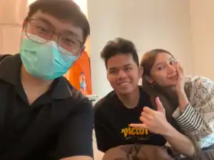 Dr. Reyner selaku tenaga ahli dari klinik HealthMed berfoto bersama Onic Sanz